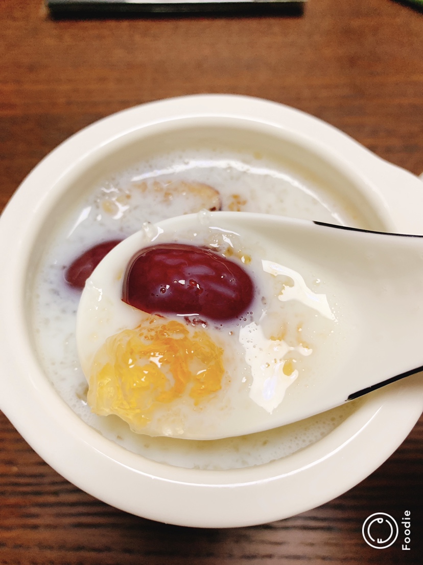 桃胶雪燕皂角米炖红枣的做法