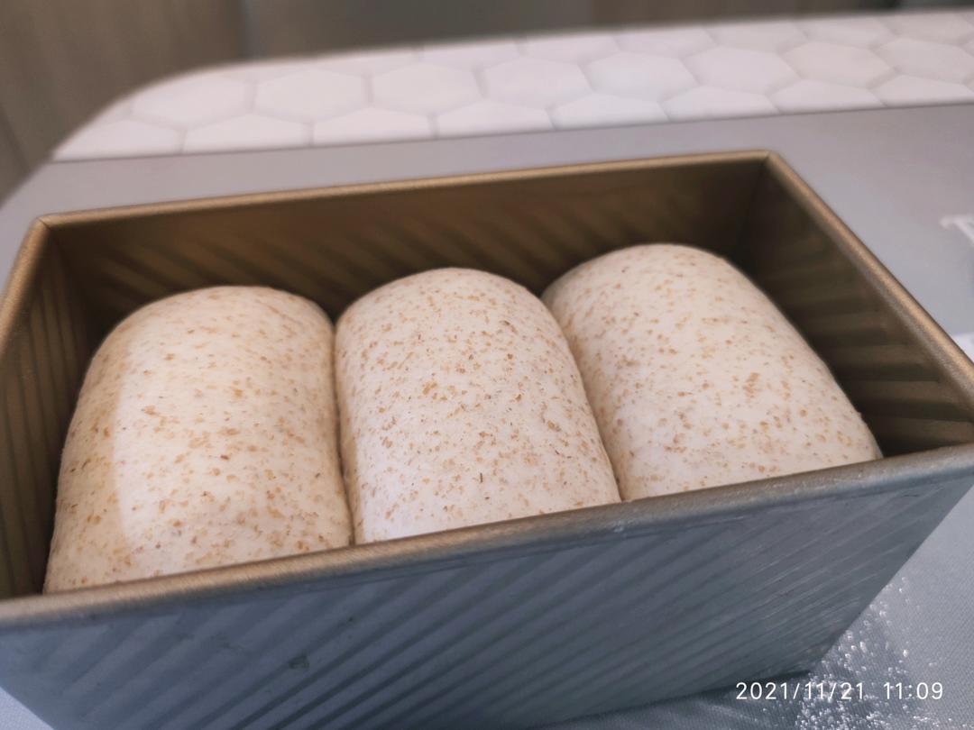 柔软的蜂蜜牛乳全麦吐司