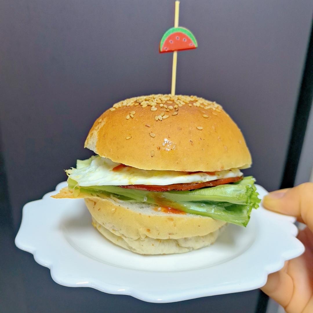 鲜嫩多汁的牛肉汉堡