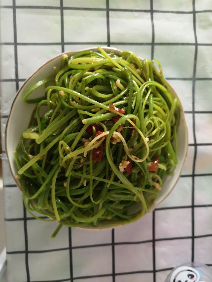凉拌蒜薹丝