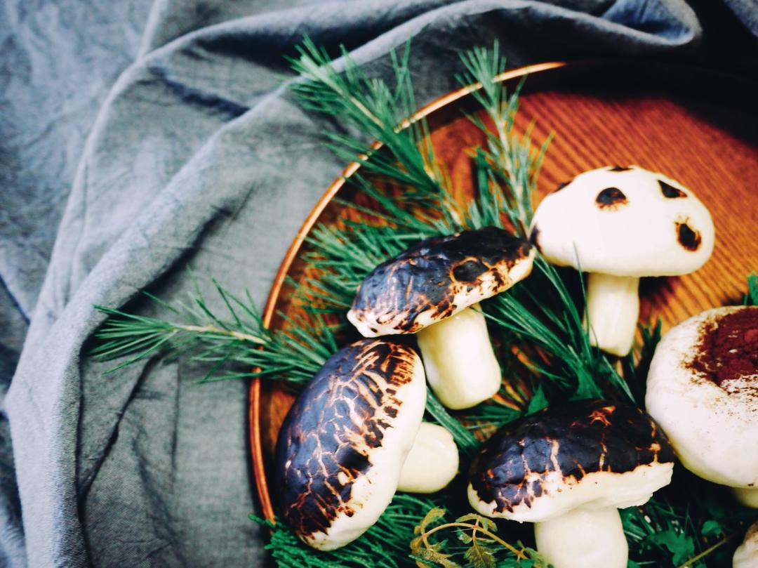 芝麻红糖菇菇包Sesame and Brown Sugar stuffed Steamed Mushroom Buns