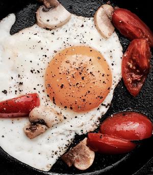 早餐蘑菇番茄太阳蛋的做法 步骤3