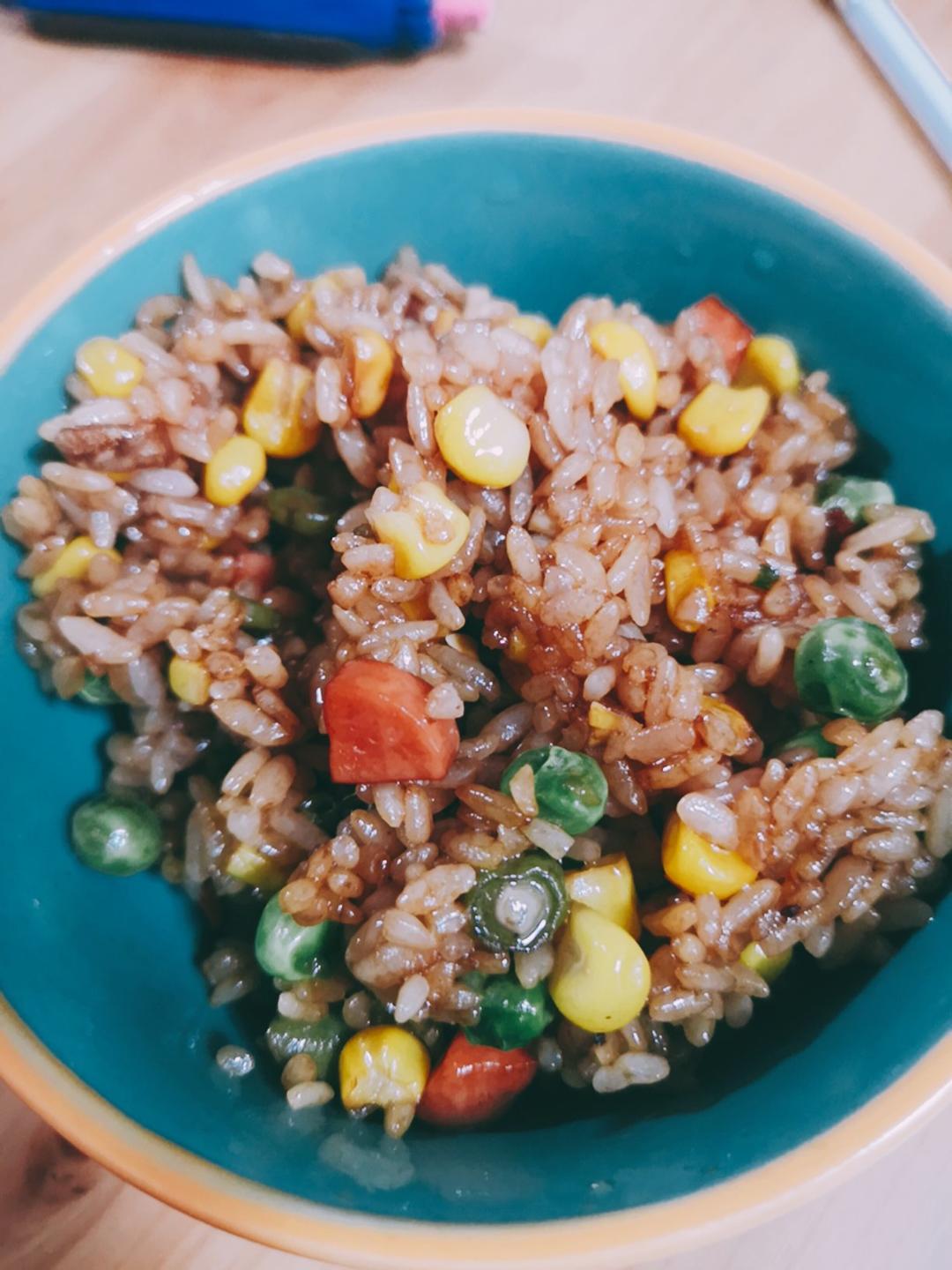 厨师长教你：“酱油炒饭”的家常做法，里面满满的小技巧，很受用
