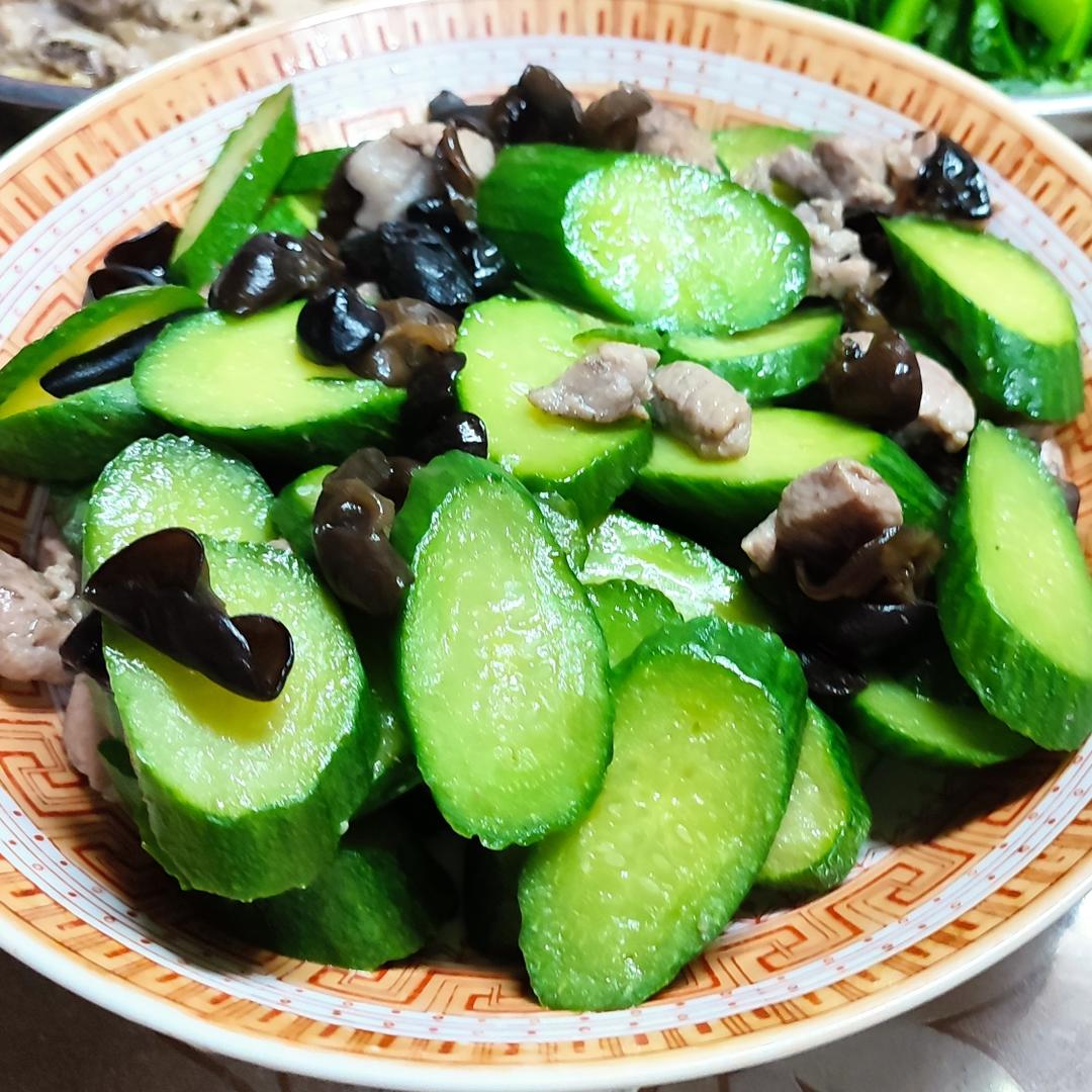 家常木耳青瓜炒猪肉的做法