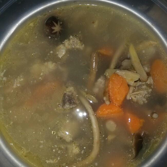 胡萝卜香菇玉米排骨汤的做法