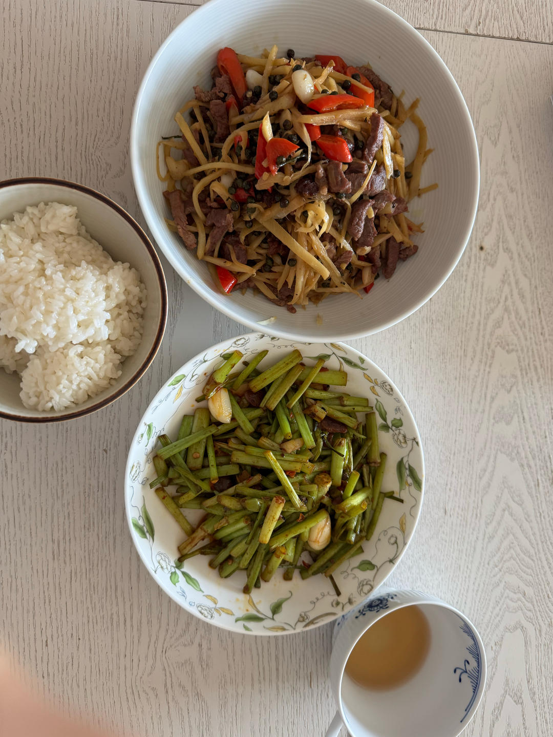 仔姜炒牛肉、清炒水芹菜