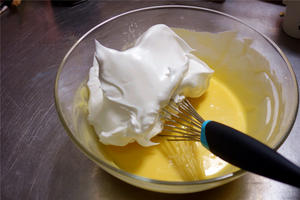 酸奶戚风蛋糕（26厘米定制烤盘）的做法 步骤11