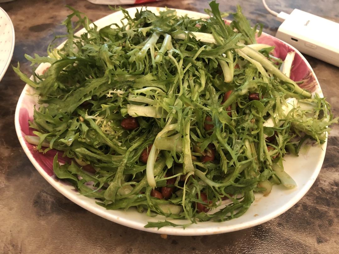 东北凉菜_苦菊皮蛋花生米