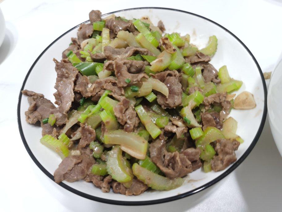 嫩炒牛肉片～～简单快手菜