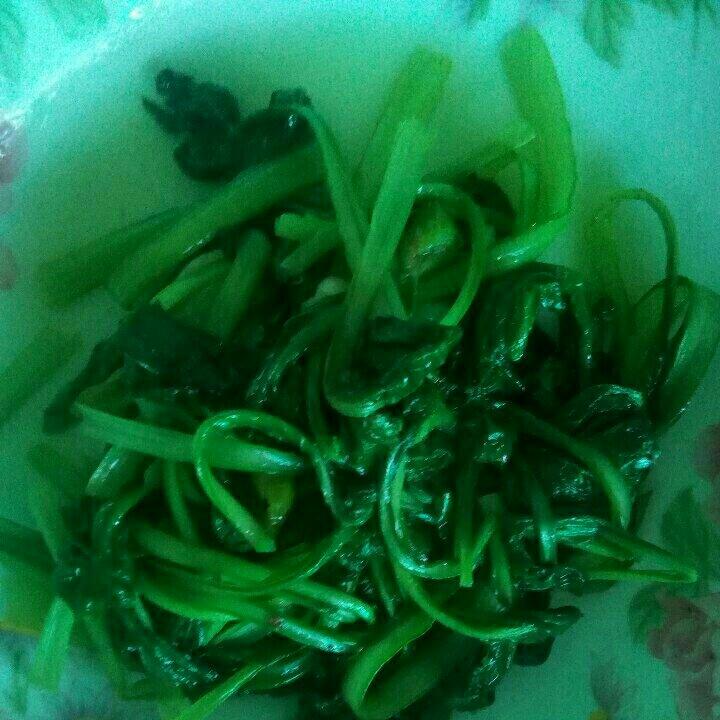 〈清炒小白菜〉，自己家种的，太鲜美，就原汁原味了。欣小厨 😉