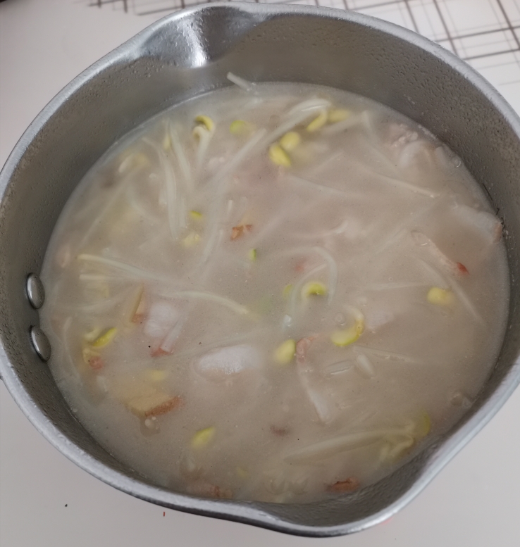 猪肉豆芽汤的做法