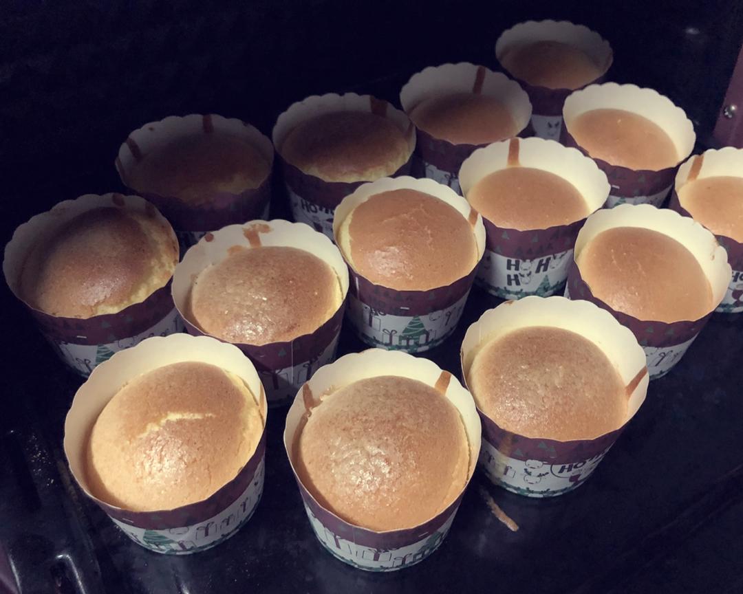 牛奶戚风纸杯蛋糕