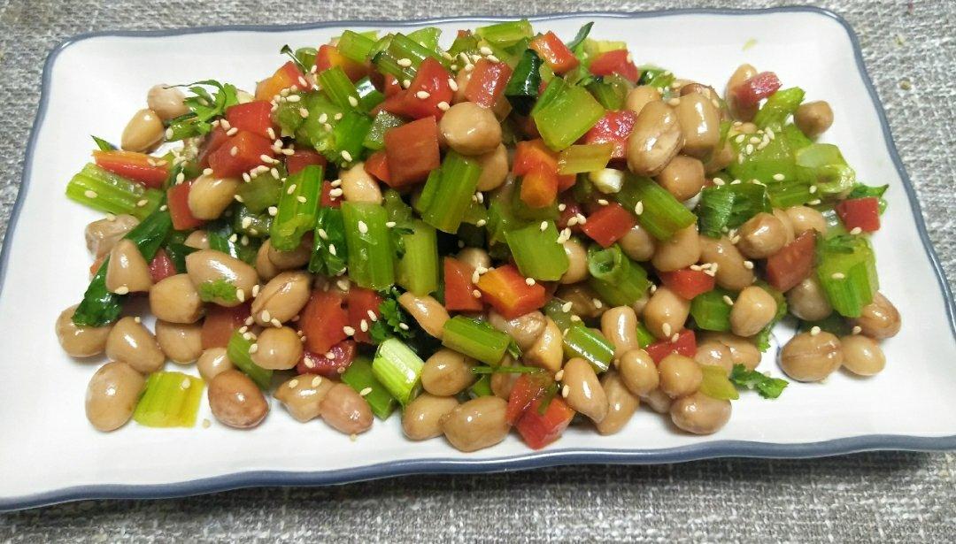 凉拌芹菜花生米胡萝卜