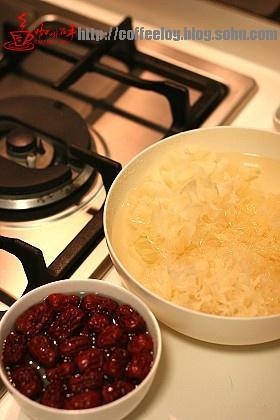 紅棗蓮子銀耳湯的做法 步驟1