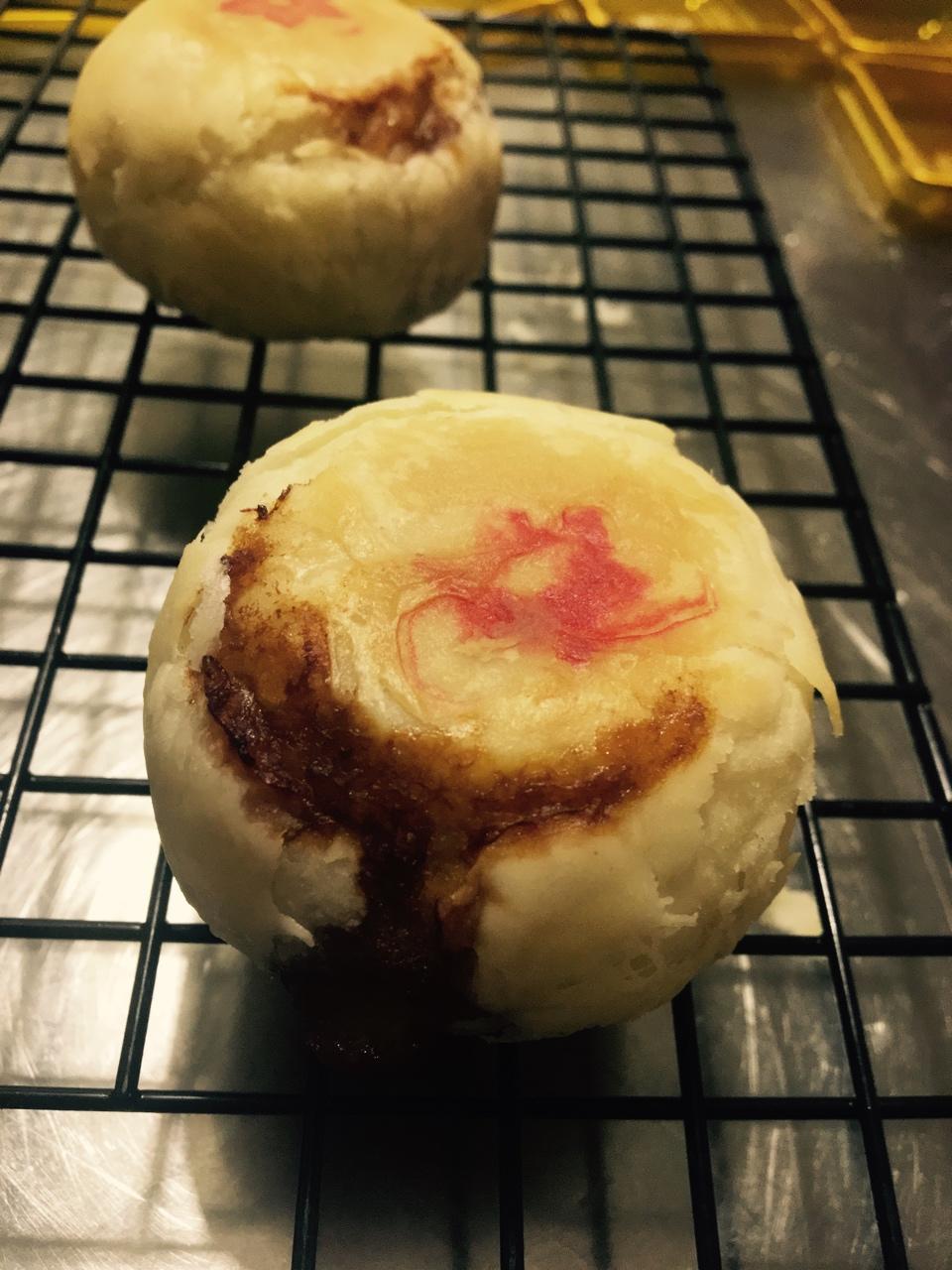 排四个小时队也买不到的鲜肉月饼，秘诀是放麻油！