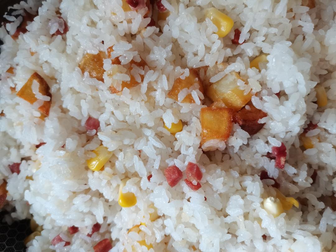 香喷喷的火腿洋芋焖饭