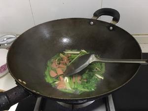 芹菜豆腐干炒火腿肠的做法 步骤4