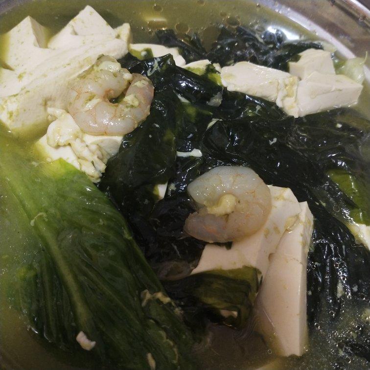 减脂健康的虾仁豆腐裙带菜汤