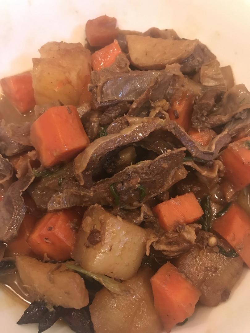 红焖羊肉炖胡萝卜