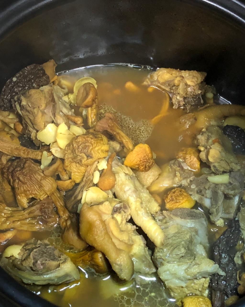 姬松茸莲子鸡汤