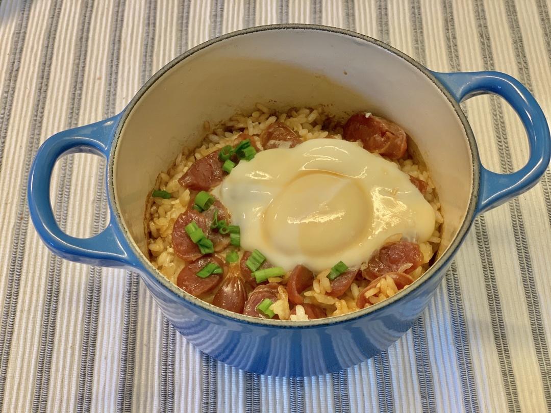 铸铁锅腊肠煲仔饭