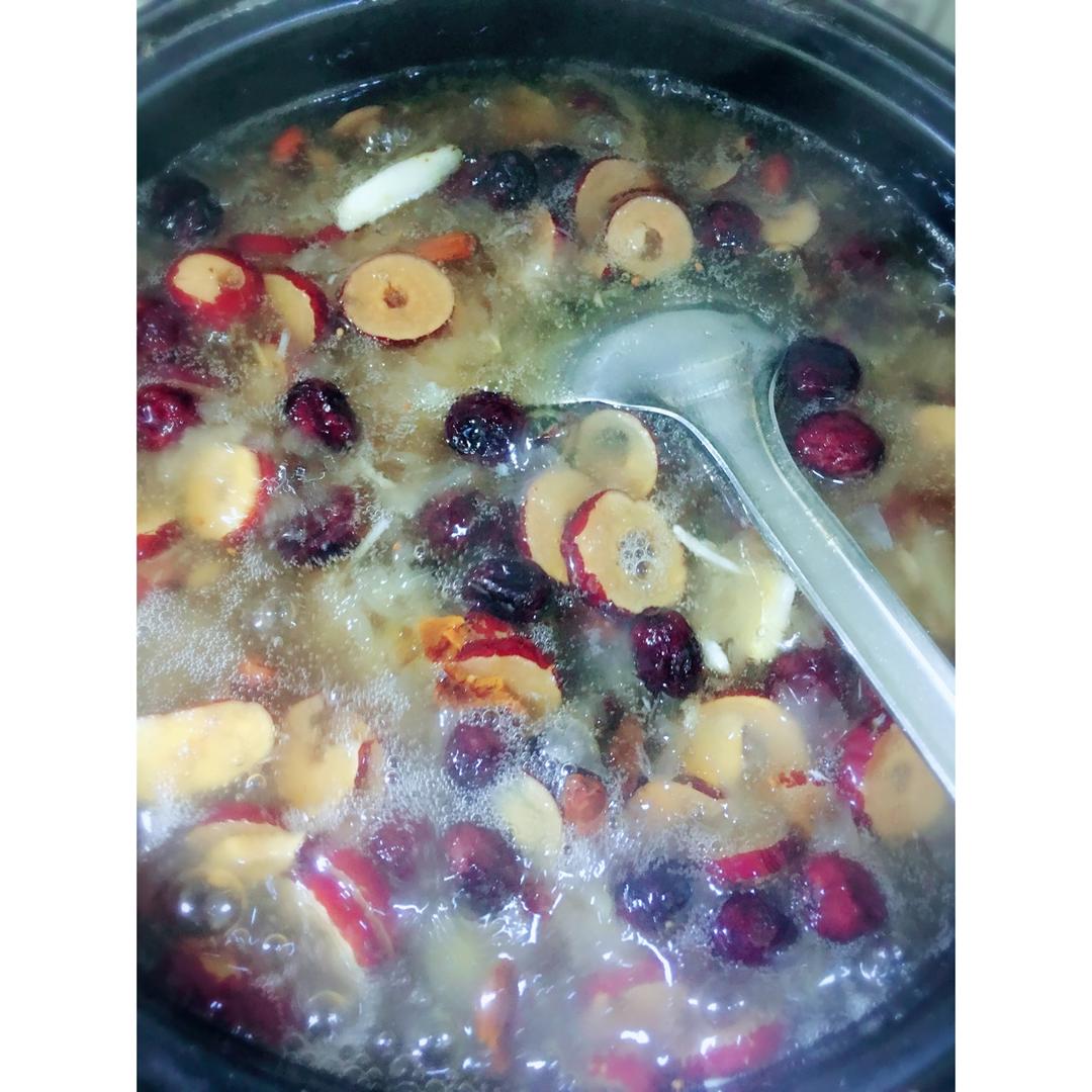 蔓越莓桃胶银耳羹