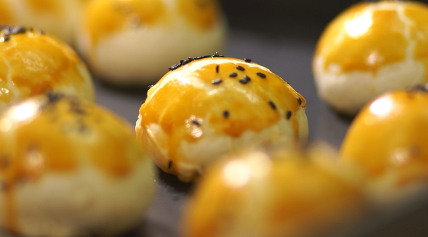 如何在家自制美味的蛋黄酥的做法
