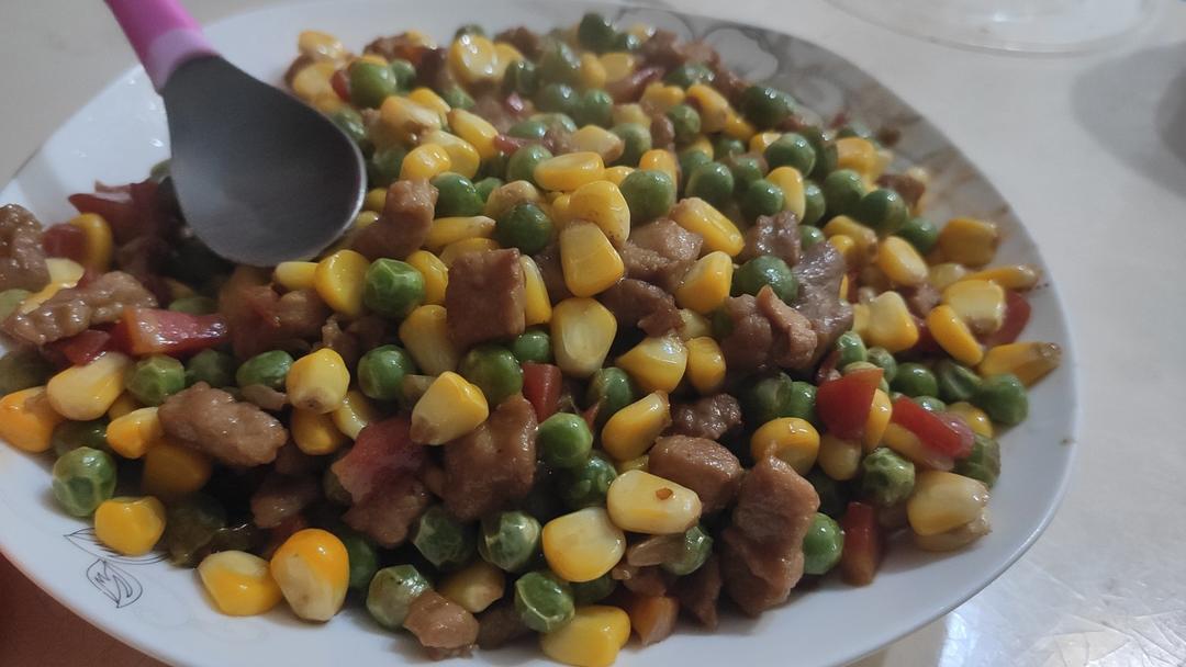 炒四丁（肉丁、豌豆、胡萝卜丁、玉米粒）