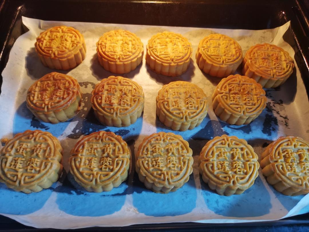 莲蓉蛋黄月饼