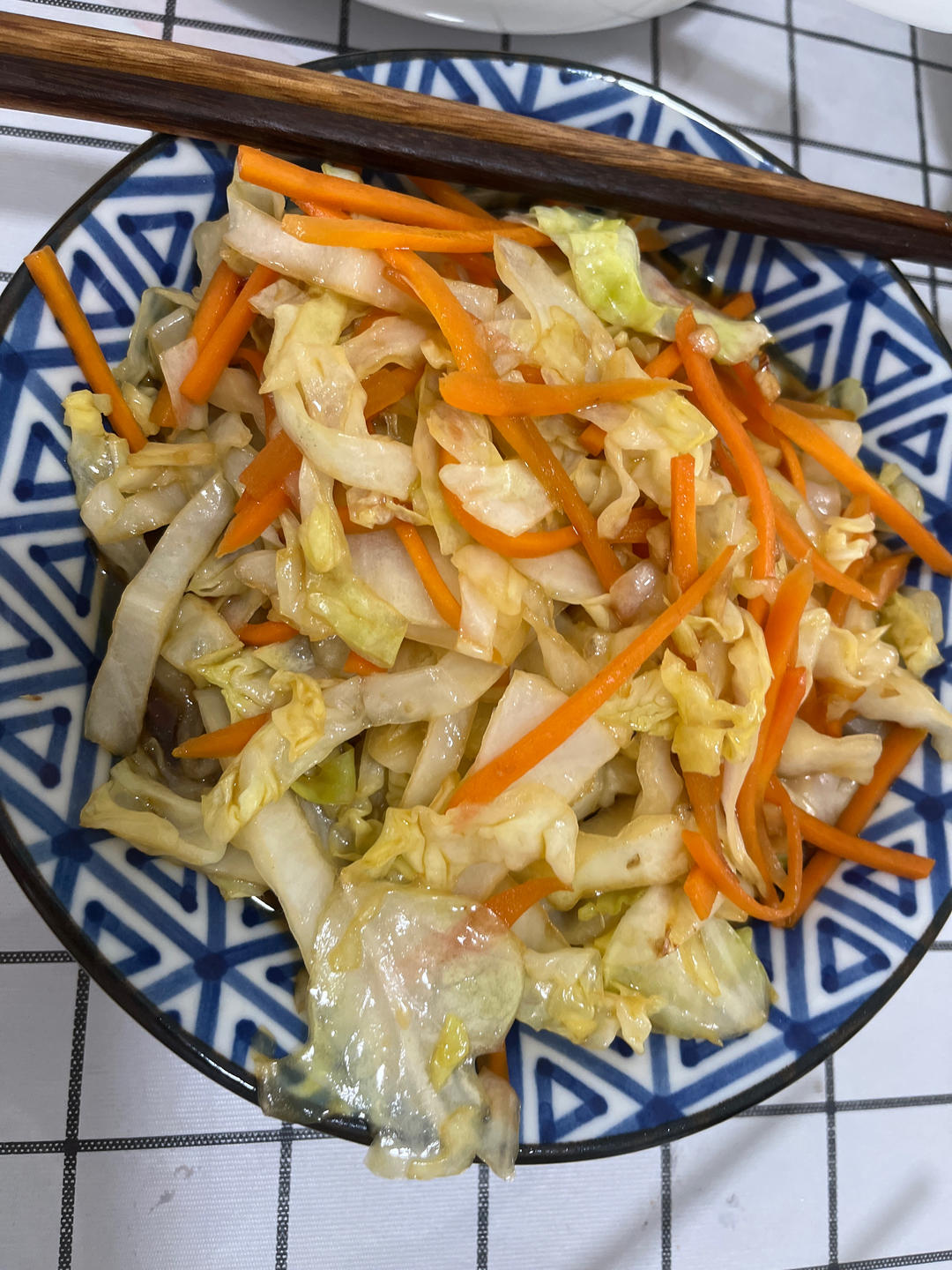 快手素炒圆白菜胡萝卜丝