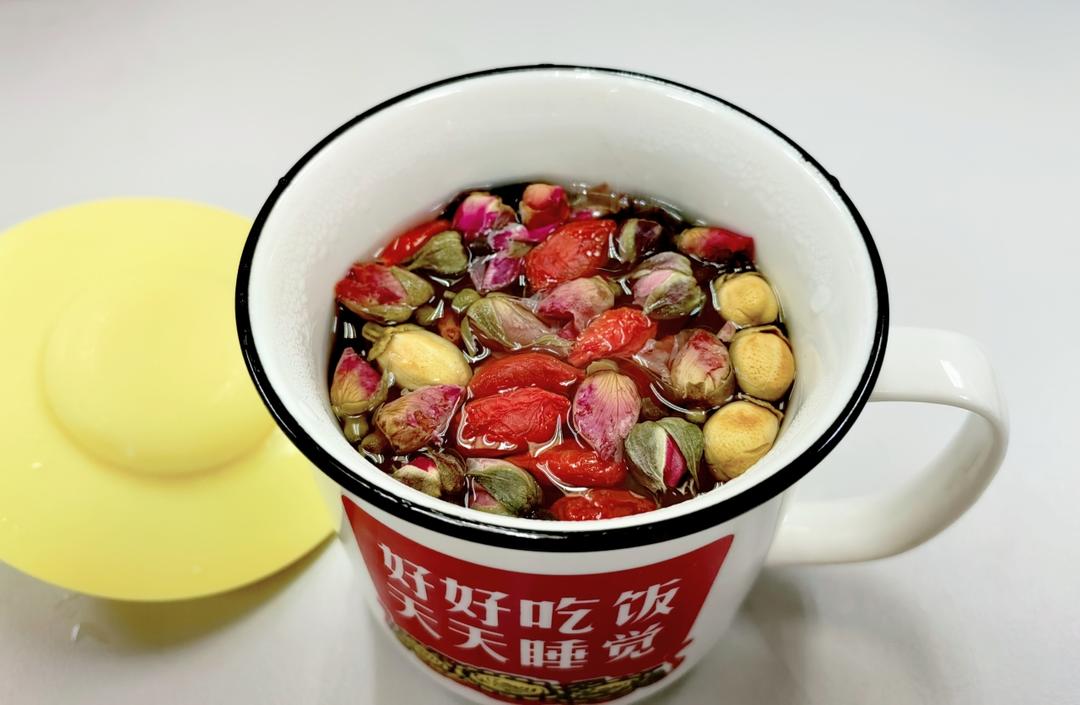 抓住春季养肝黄金期，喝杯玫瑰花茶的做法