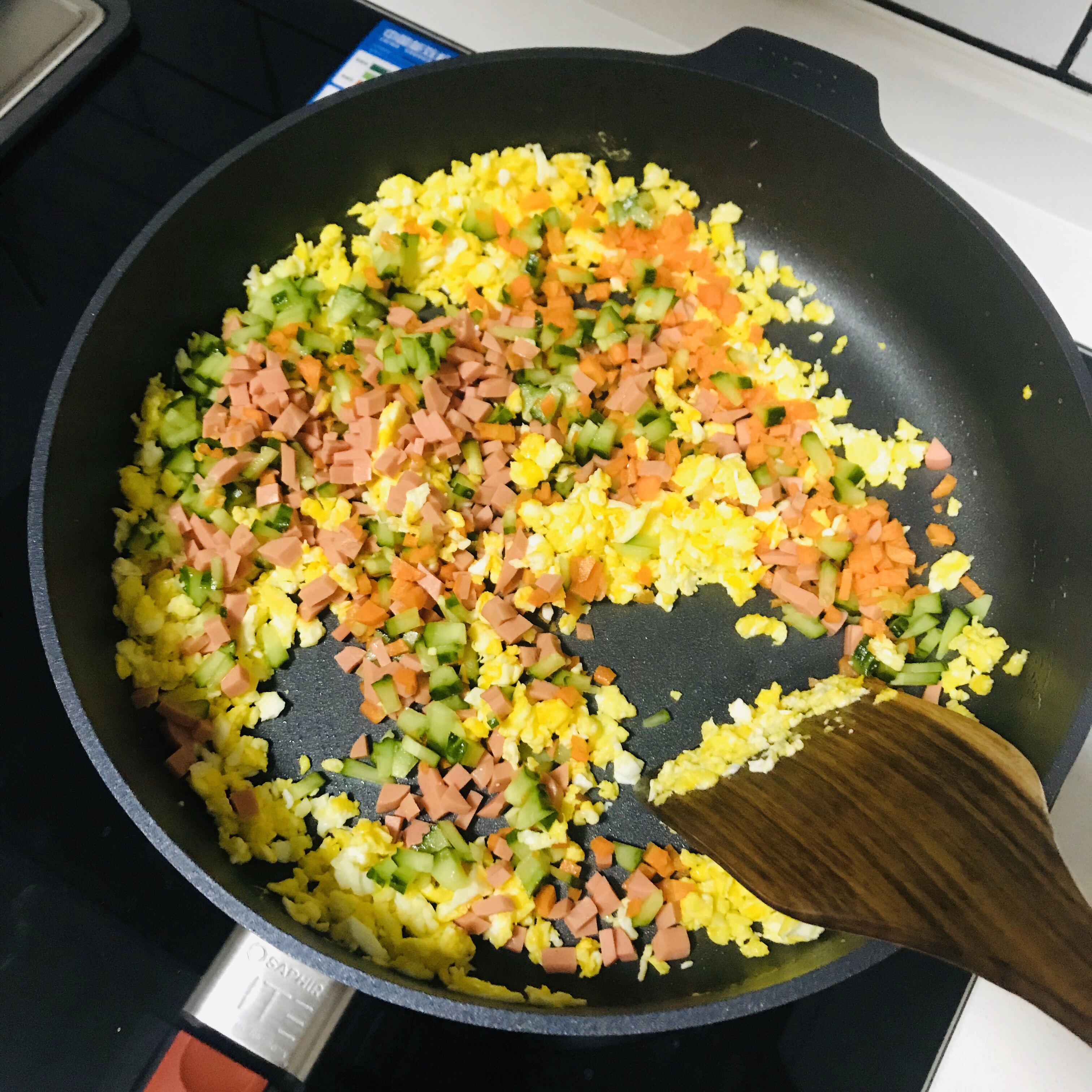 🍛消耗米饭的好办法～蛋炒饭的做法 步骤3
