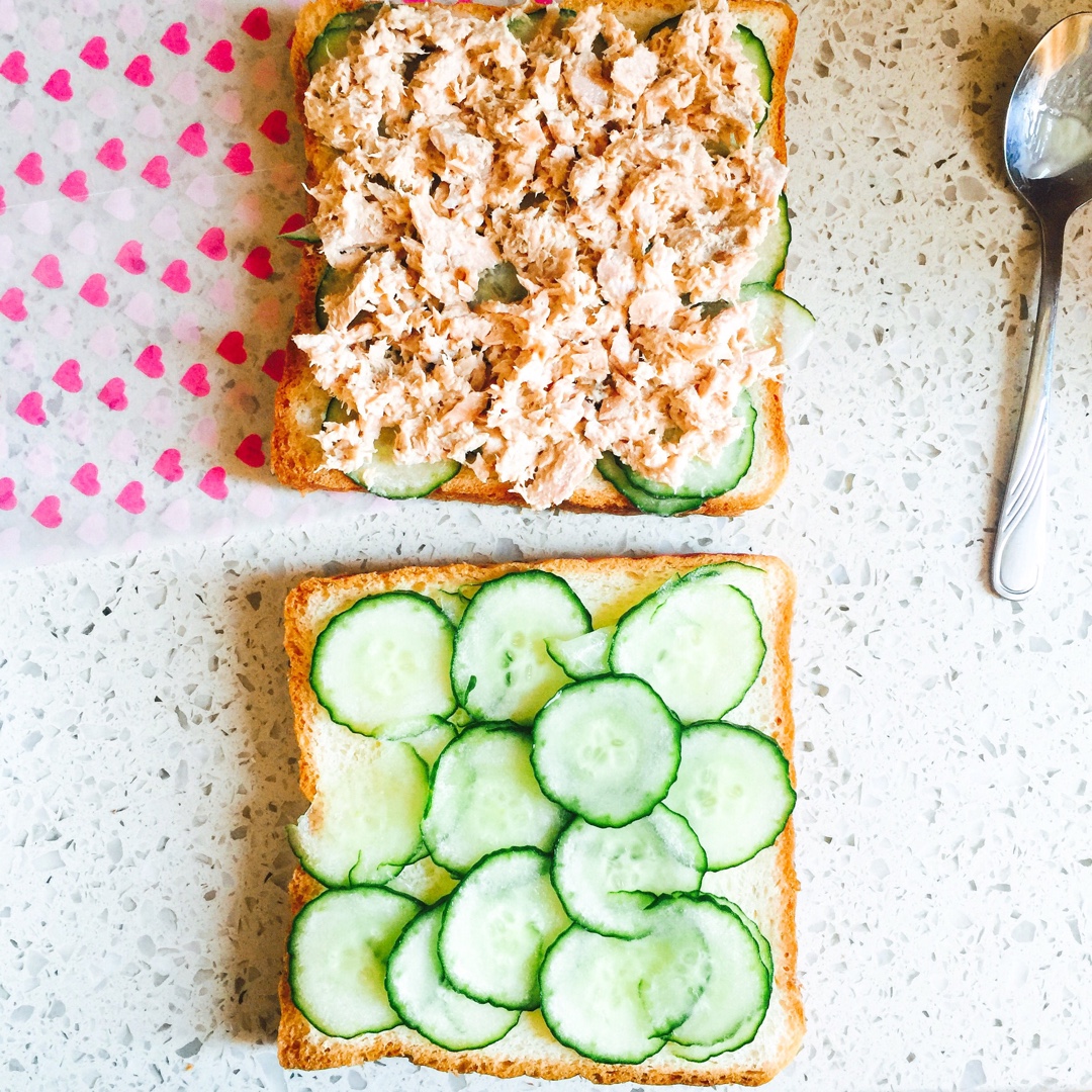 黄瓜金枪鱼三明治