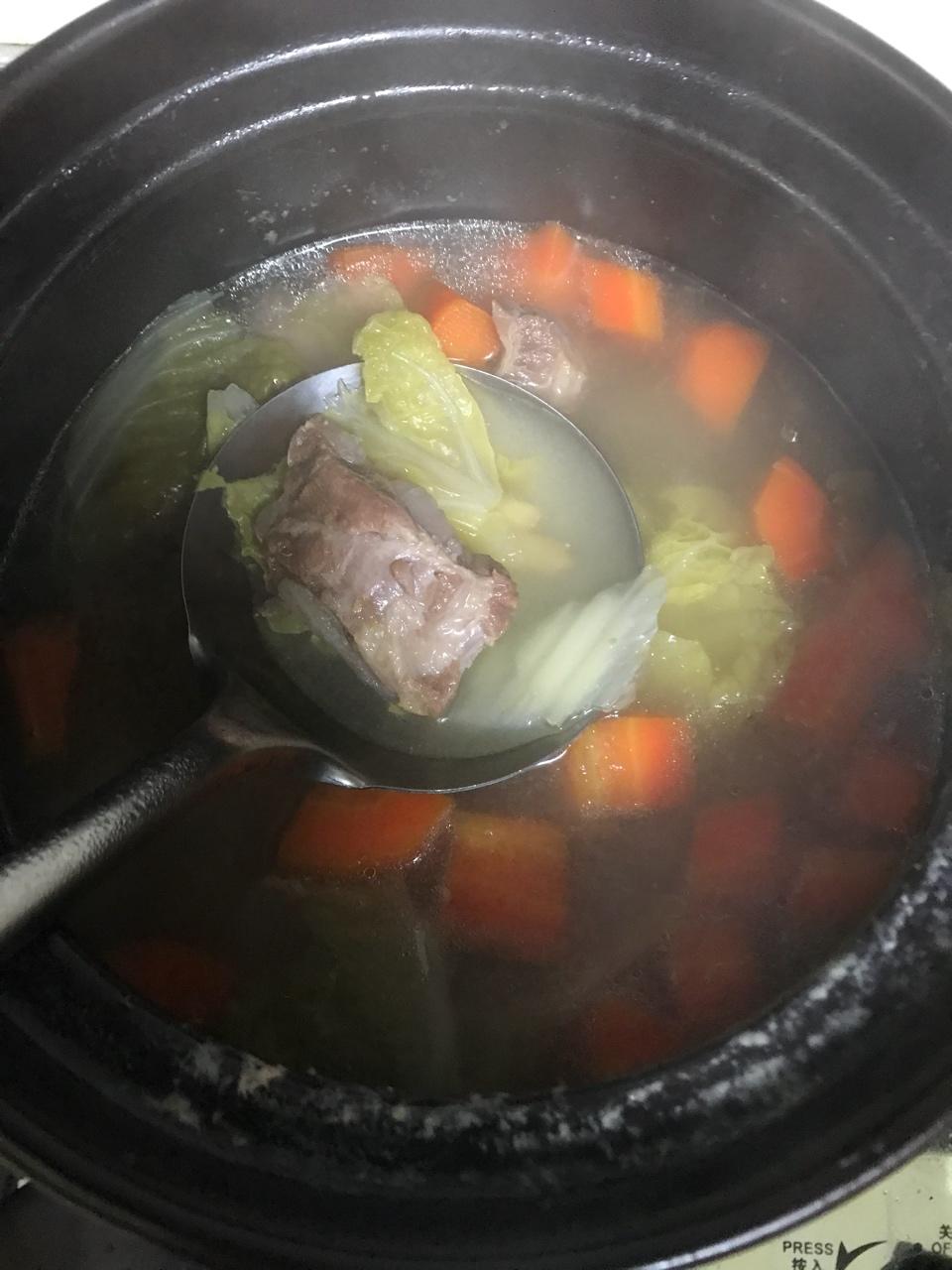 胡萝卜玉米排骨汤