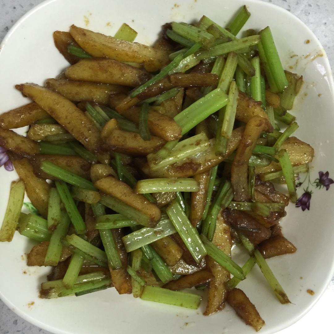 土豆炒芹菜