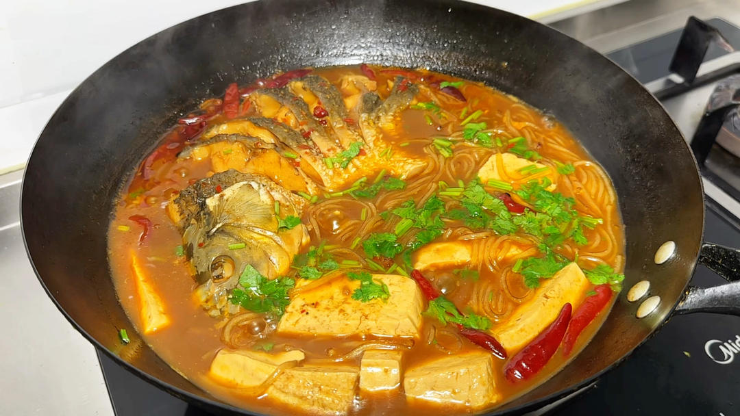 不煎不油炸的铁锅炖鱼一样好吃，豆腐和粉条吸满了汤汁真的巨香