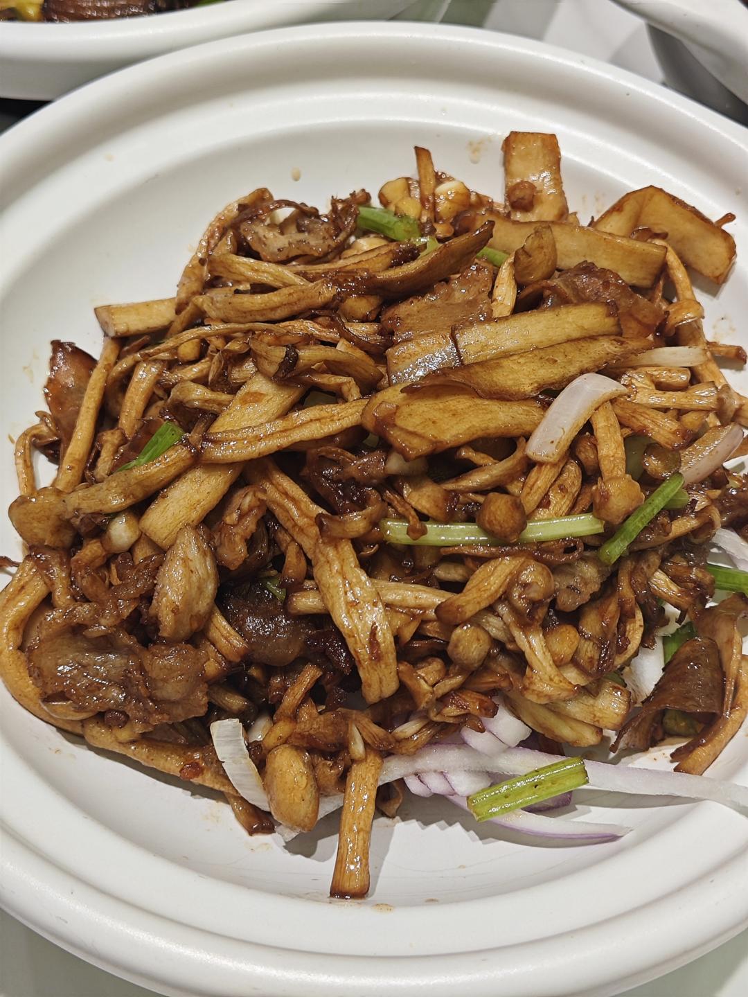五花肉干锅茶树菇