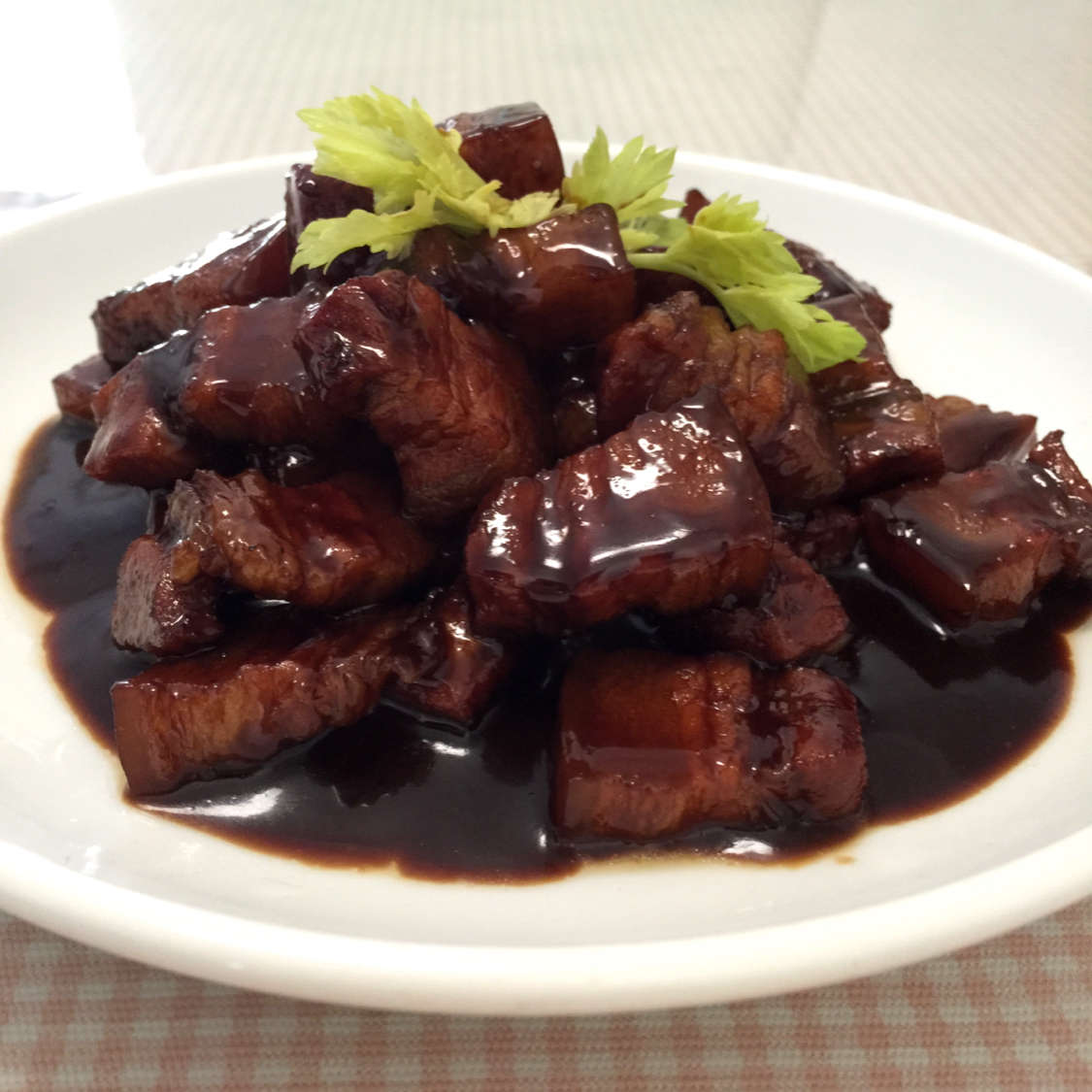 吃着碗里望着锅里的红烧肉