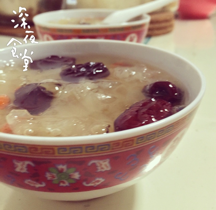 冰糖银耳红枣汤