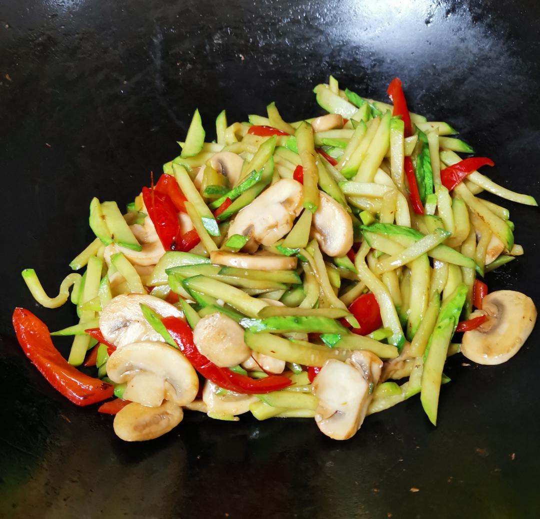 口蘑炒黄瓜的做法
