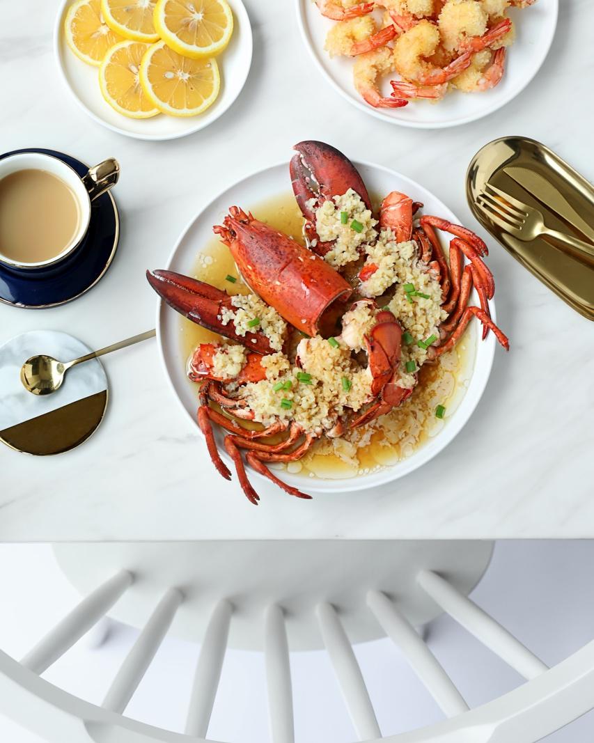 蒜蓉蒸大龙虾-从处理大龙虾开始