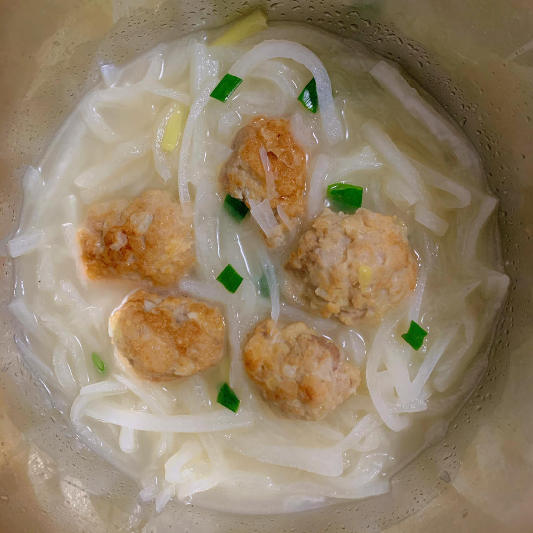一碗清甜鲜美的萝卜丝肉丸汤