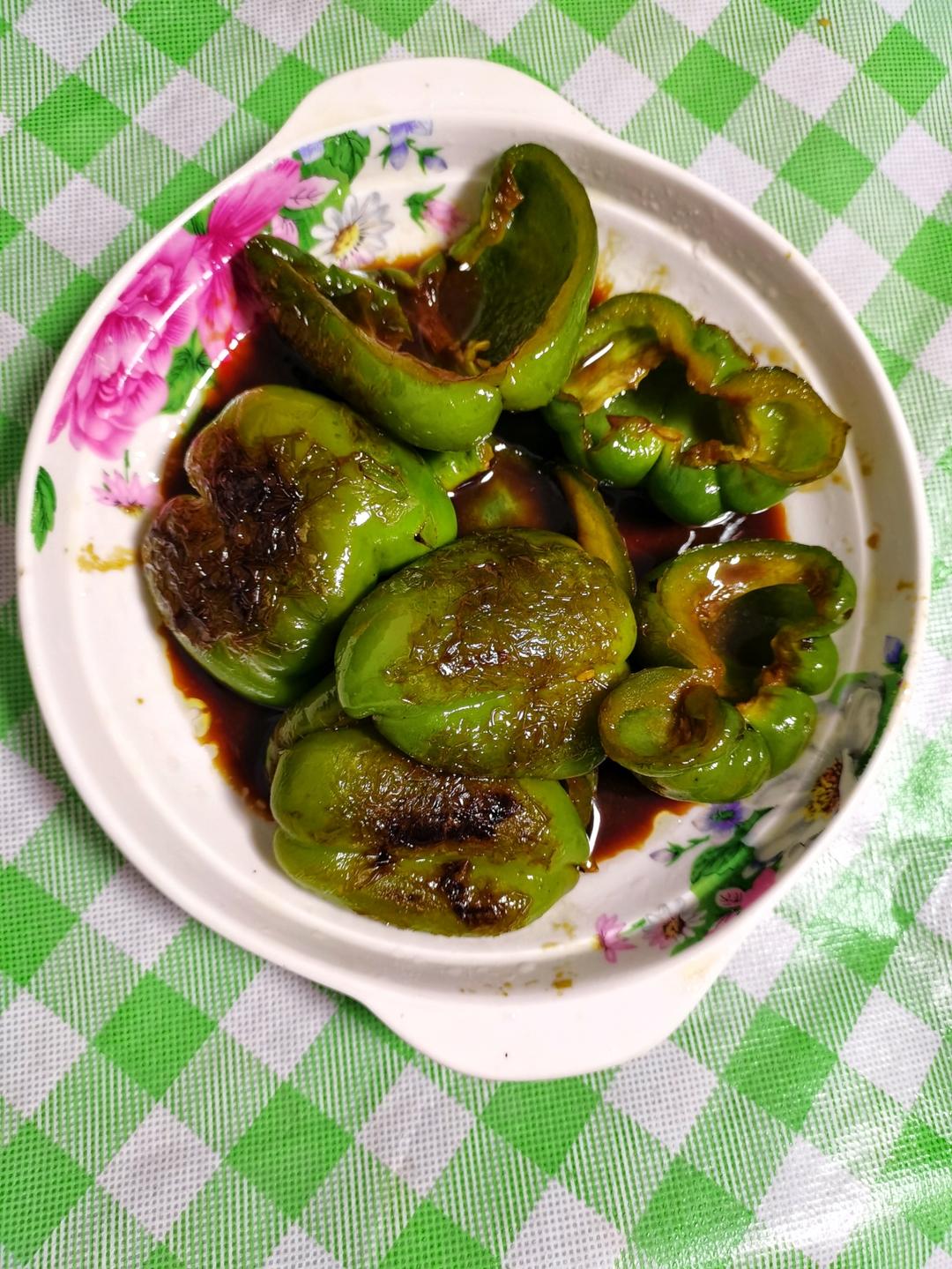 百吃不厌的糖醋虎皮青椒，有丰富的维C、膳食纤维，多吃益善