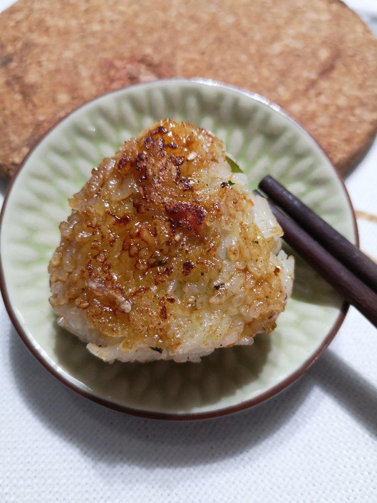 剩米饭的神仙吃法，肉松酱油烤饭团，平底锅就能做哦～