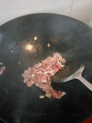 黄花菜烧咸肉排骨的做法 步骤3