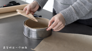 烘培模具的完美铺油纸方法的做法 步骤12