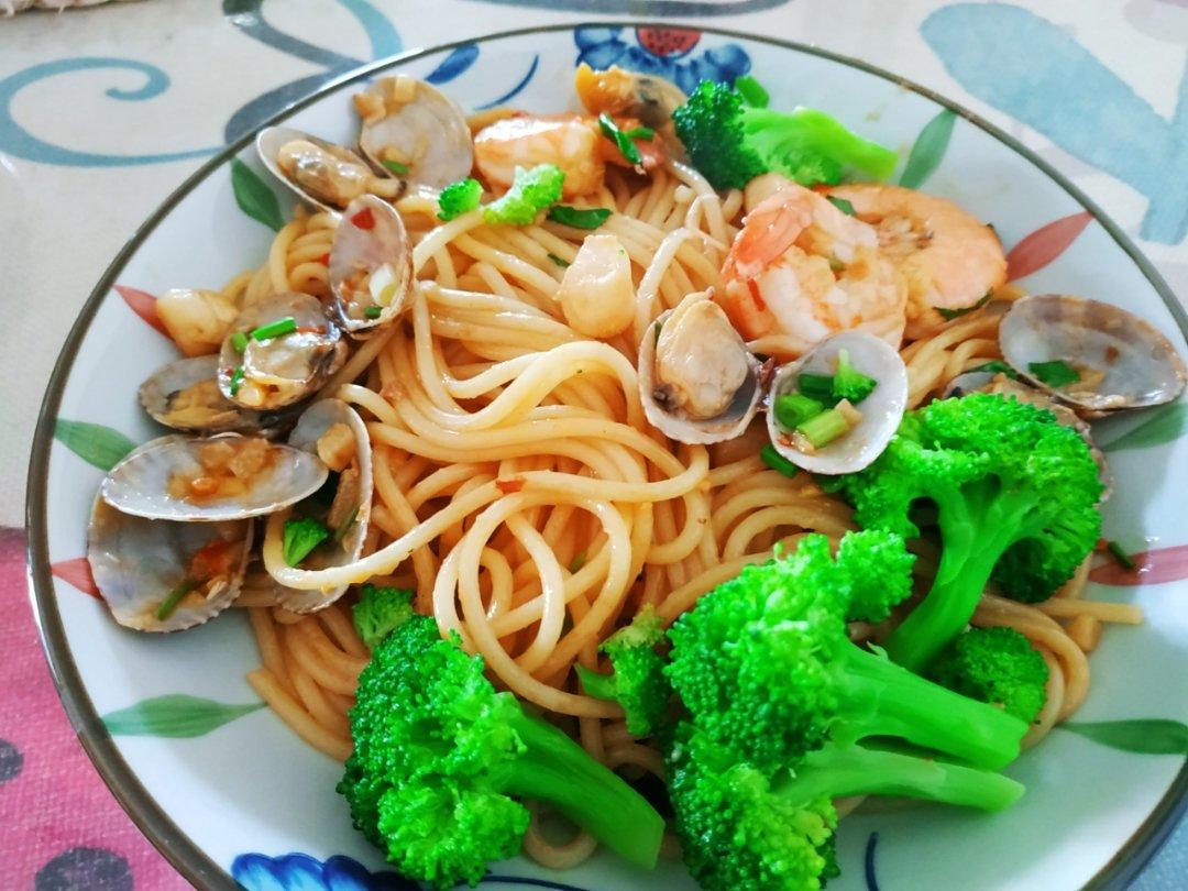 蒜香海鲜意大利面