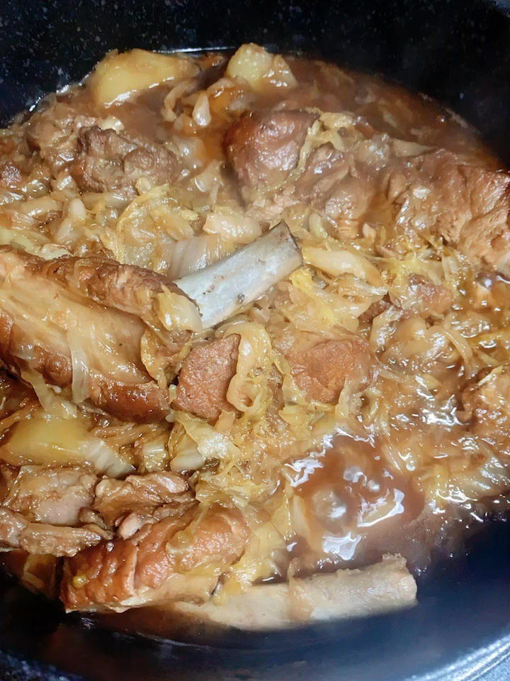 猪骨头烩酸菜(内蒙古巴彦淖尔特色菜)