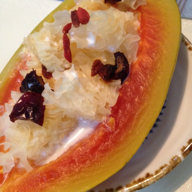 银耳牛奶木瓜盅