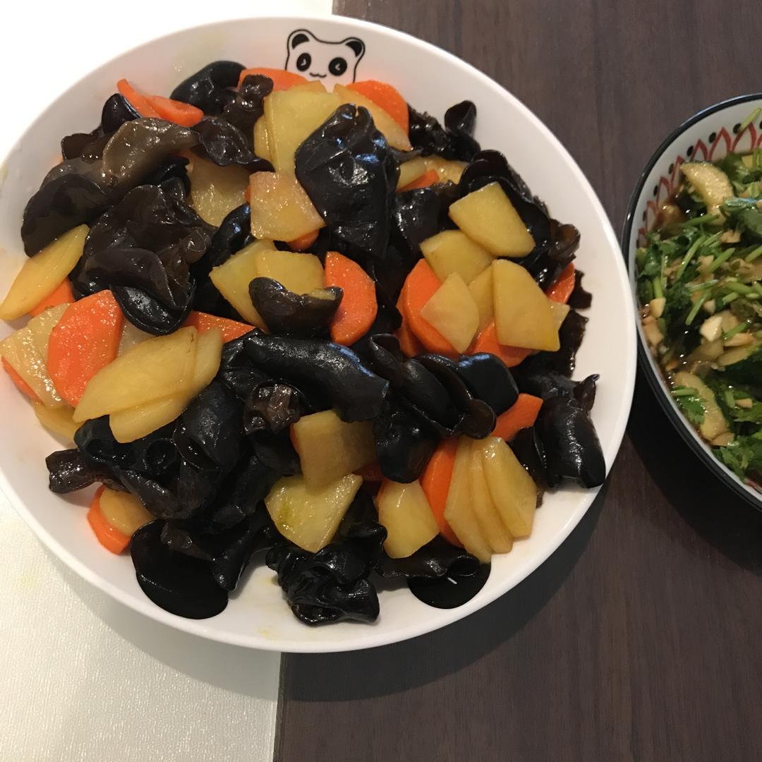 静语宝贝做的家常土豆片木耳炒肉